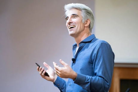 Craig Federighi, jefe de software en Apple, lo tiene claro con Apple Intelligence pese a las críticas: "No es solamente otro chatbot"