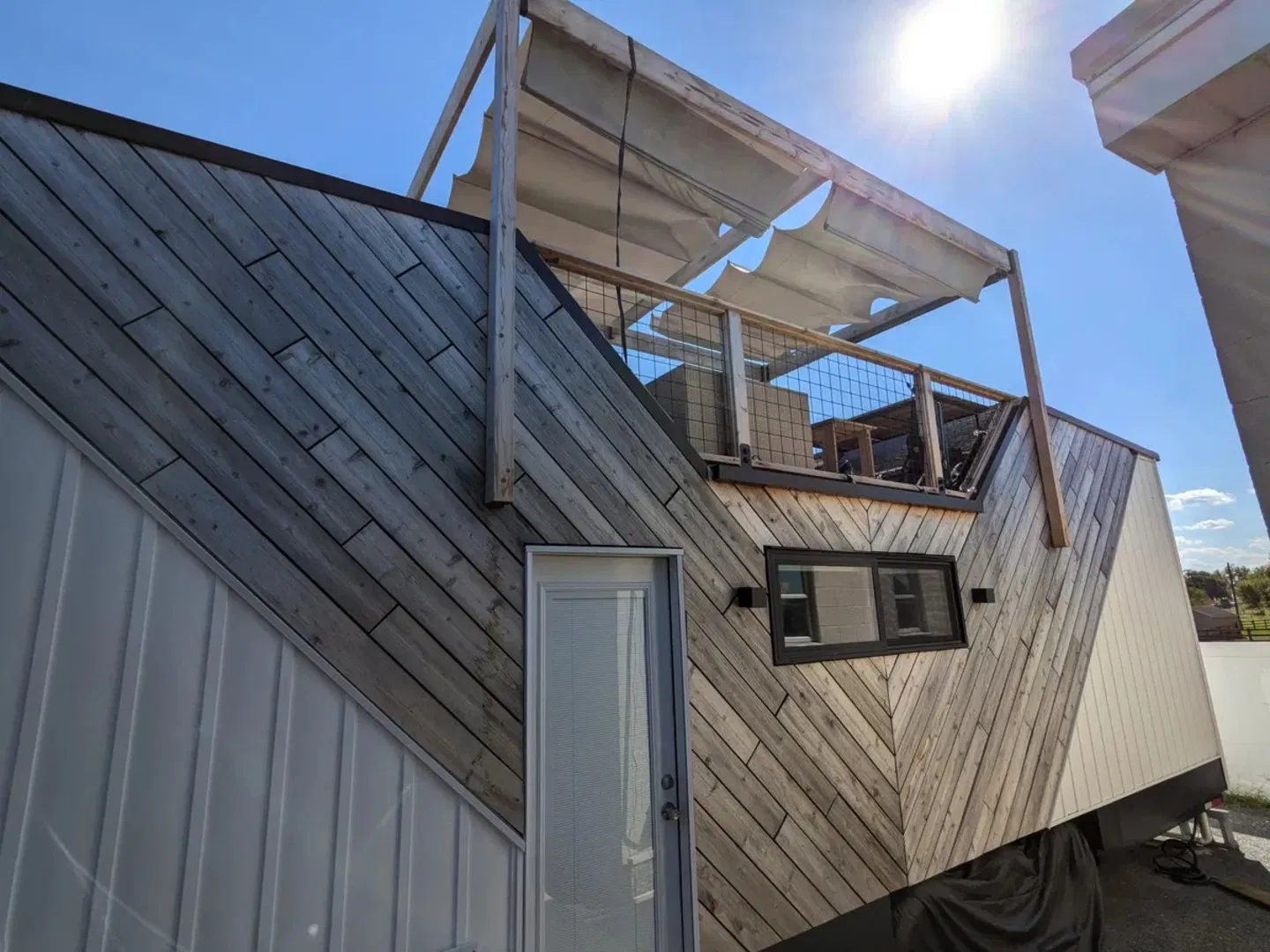 La nueva (y lujosa) casa prefabricada que tiene un estilo revolucionario. Todo es gracias a su terraza en el tejado