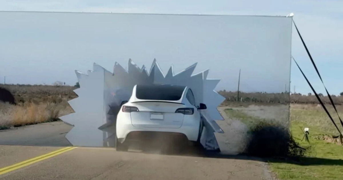 Un Tesla se estrella contra una pared con una carretera pintada: el sistema de conducción autónoma no distingue entre realidad y arte