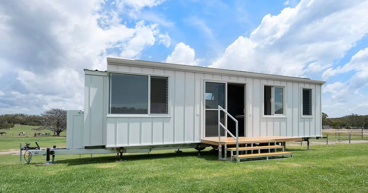 La minúscula, pero encantadora, casa prefabricada que se autoabastece de energía