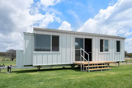 La minúscula, pero encantadora, casa prefabricada que se autoabastece de energía