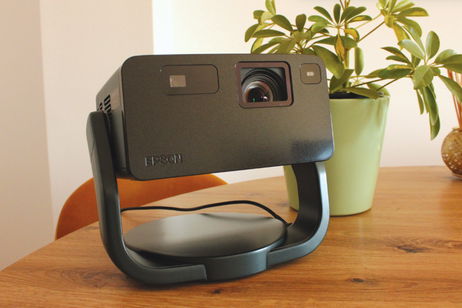 EPSON EF-22, análisis: un proyector portátil que gira con la calidad de imagen y Google TV como bazas