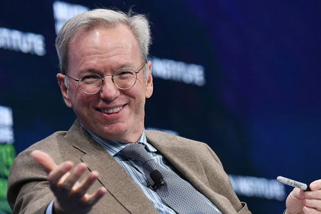 Eric Schmidt, exCEO de Google, cree que tu próxima novia será una IA y eso es preocupante: "No están preparados para eso"