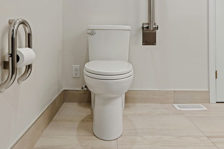 Si usas mucho el móvil en el baño prepárate: vas a tener hemorroides