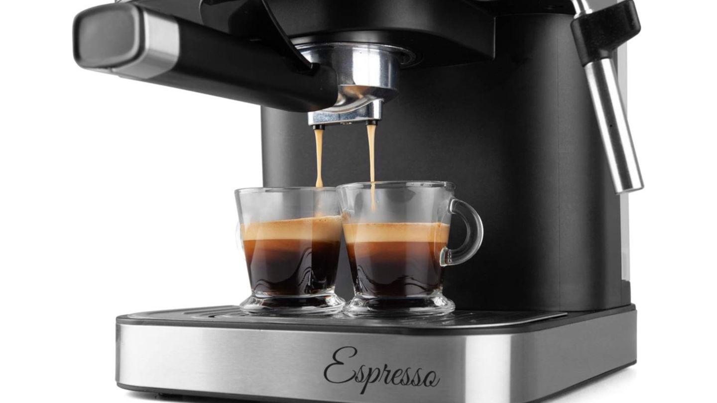 Tu espresso de bar en casa: esta cafetera con bomba italiana de alta presión baja a su precio más tentador
