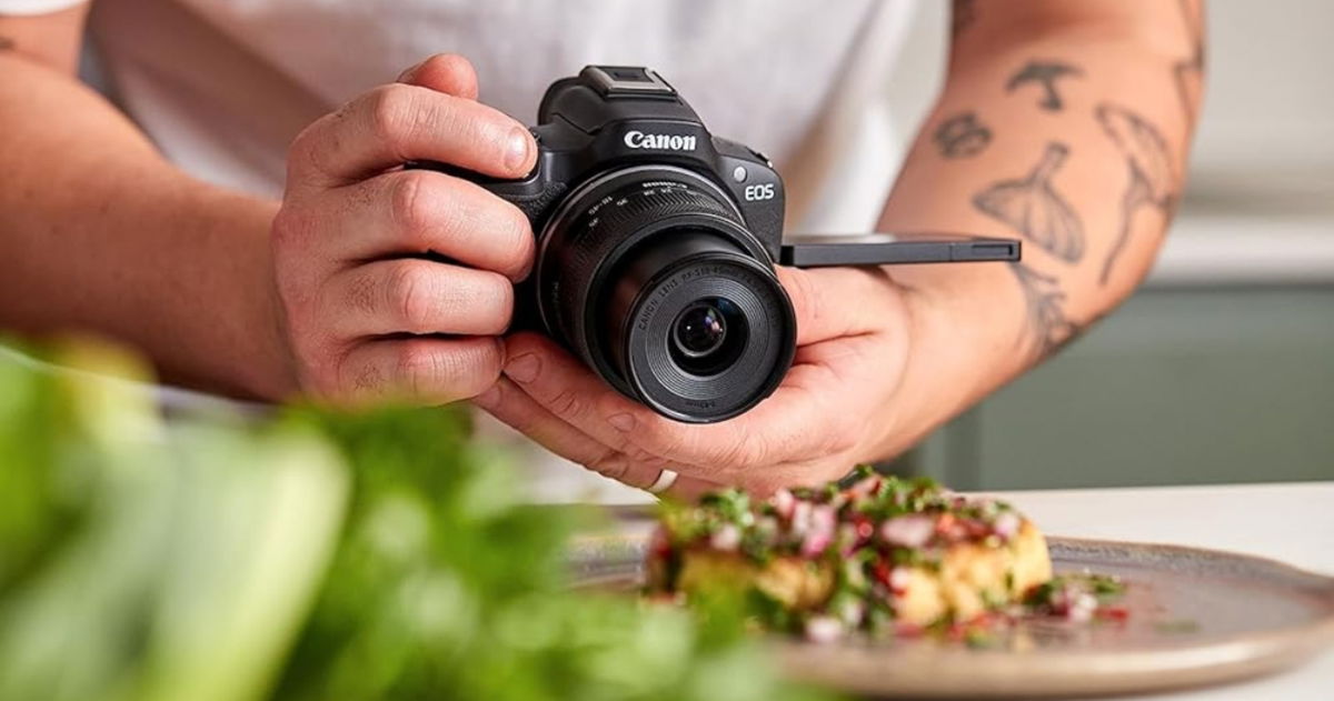 Canon vuelve a tirar el precio de una de sus mejores cámaras Evil: 175 euros de descuento y objetivo incluido