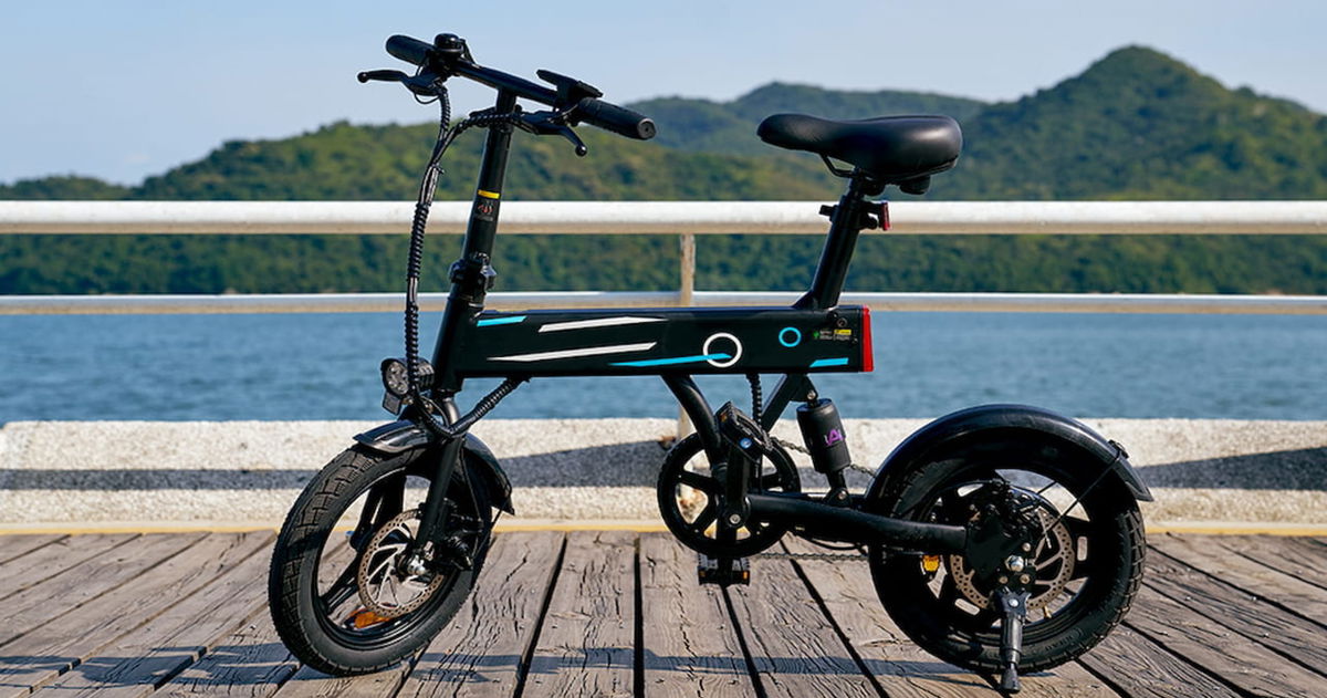 Es pequeña, pilla los 25 kilómetros por hora y solo cuesta 350 euros: esta bicicleta eléctrica pegable es toda una compraza