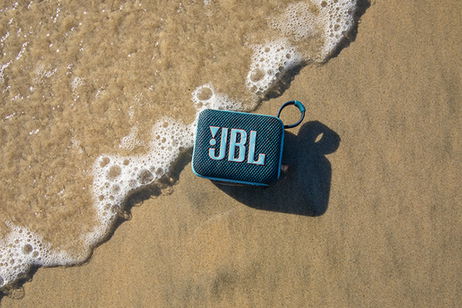 El mejor altavoz mini para verano está rebajado, preparado para que te lo lleves a la playa
