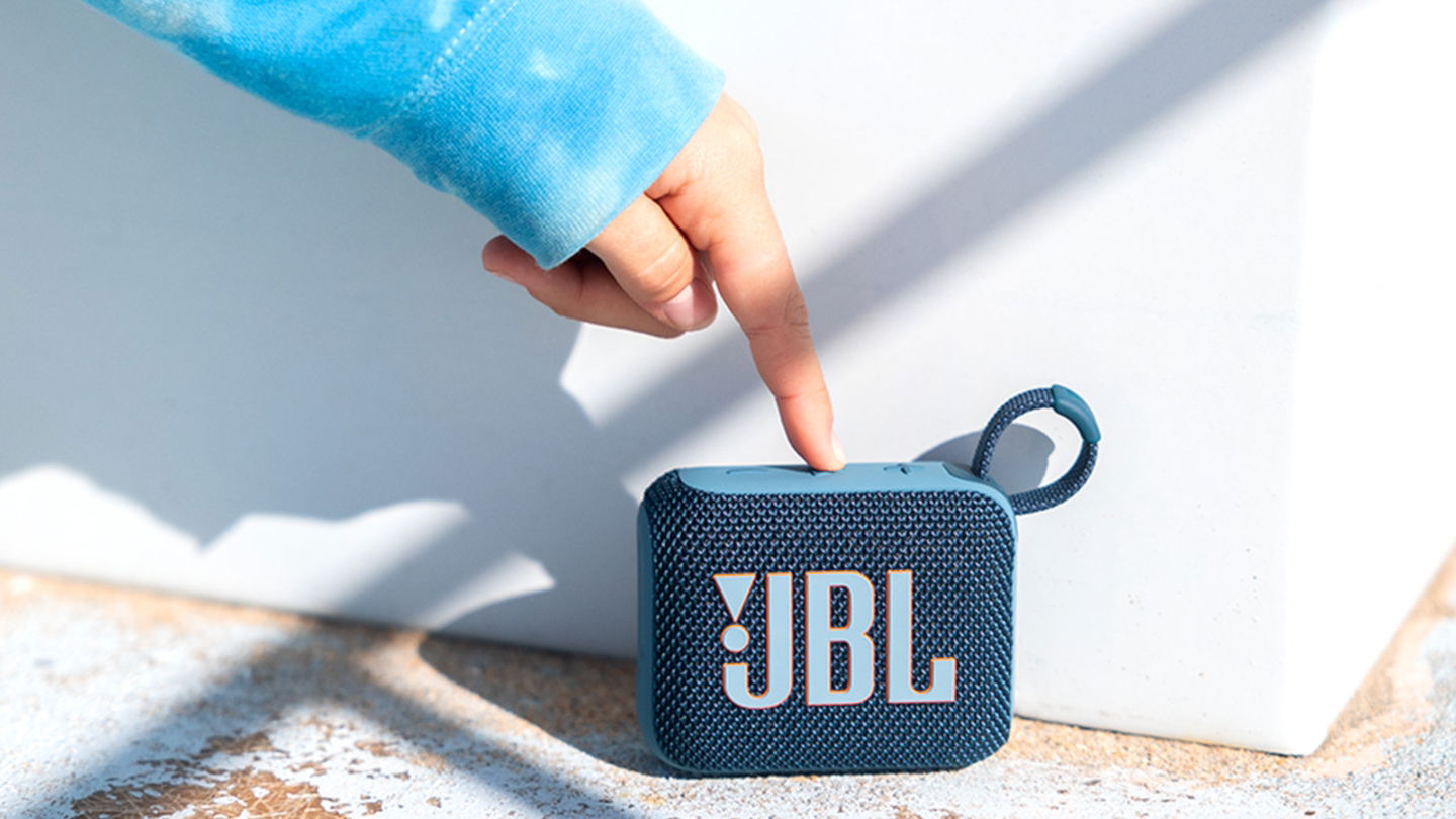 El mejor altavoz mini para verano está rebajado, preparado para que te lo lleves a la playa