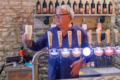 Jeremy Clarkson vuelve a su granja, aunque esta vez parece más interesado en montar un pub