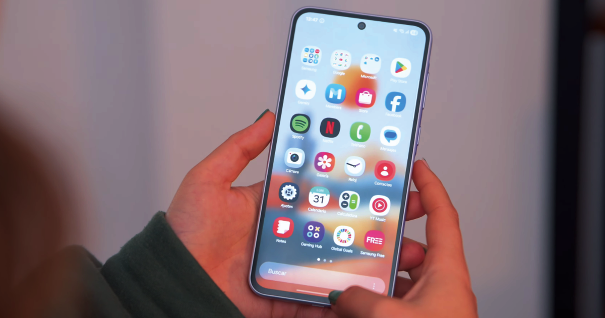 Baja de precio este móvil de gama media Samsung con pantalla top, buenas cámaras y 6 años de soporte