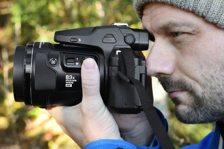 Esta Nikon lo ve todo: zoom 83x, fotos en RAW y grabación 4K en un solo cuerpo