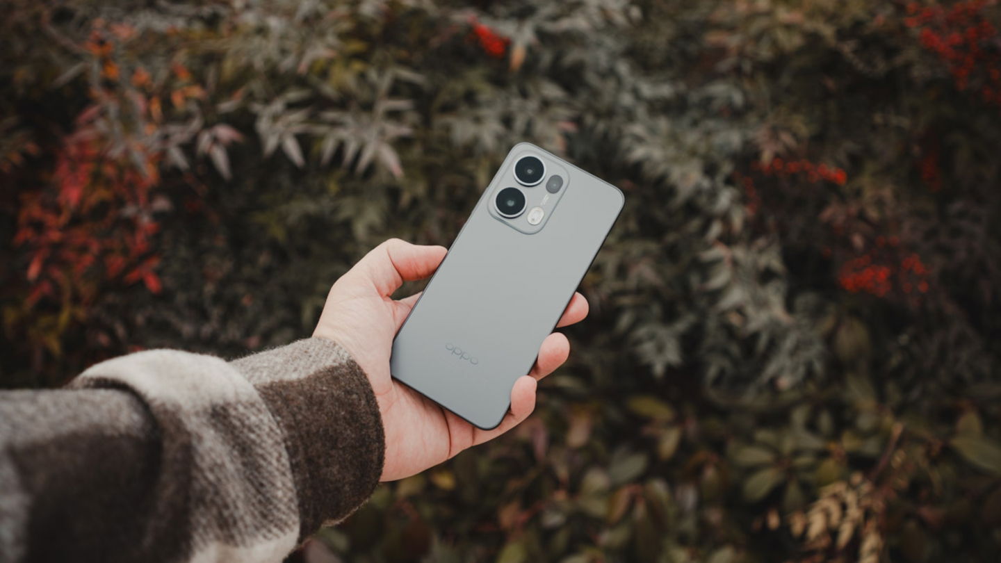 Trasera del OPPO Reno13 Pro 5G sobre fondo vegetal