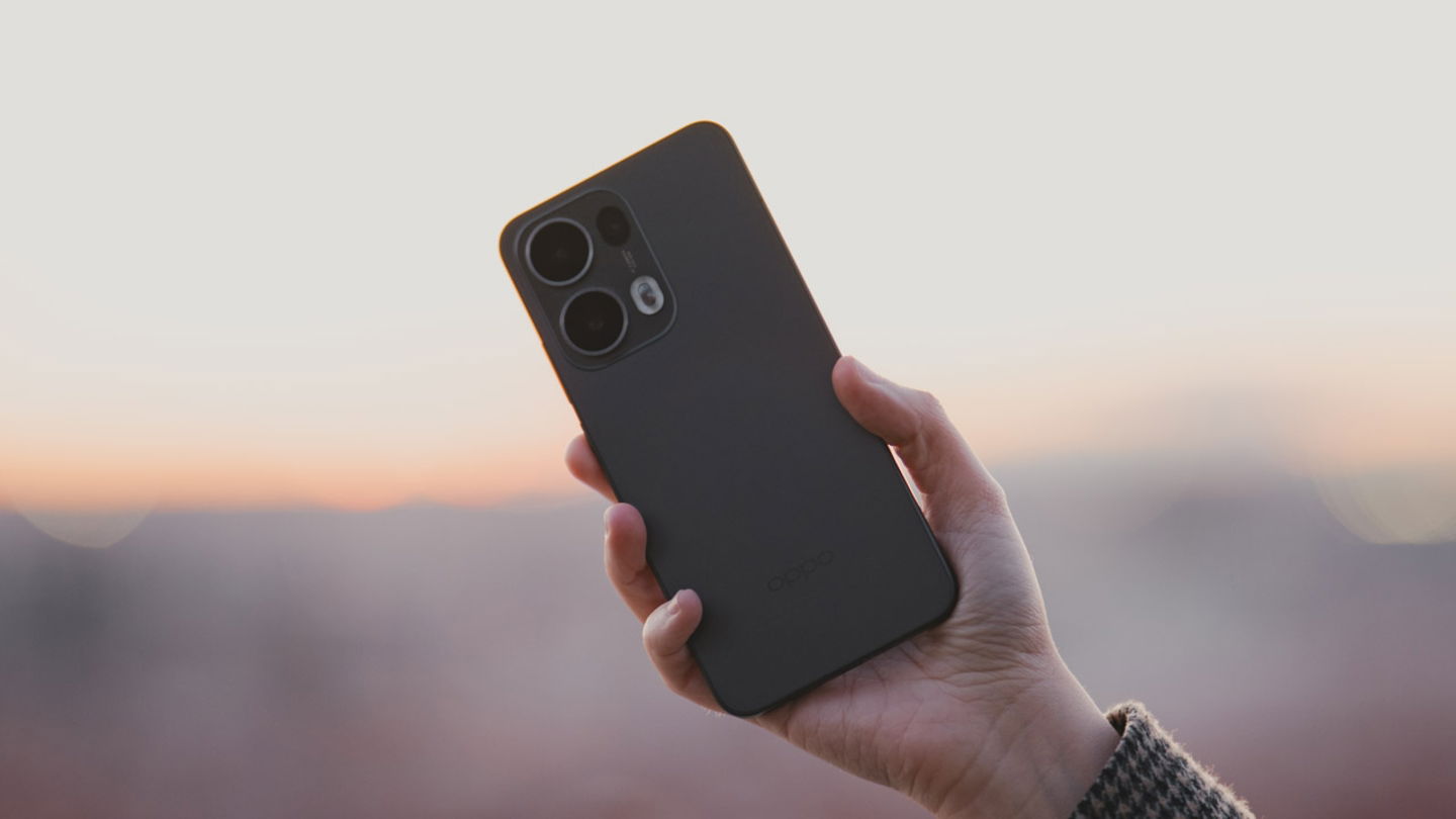 OPPO Reno13 Pro 5G en una mano de mujer