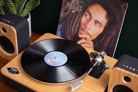 El vinilo nunca sonó tan bien (ni tan bonito): tocadiscos con altavoces Bluetooth y alma sostenible a mínimo histórico