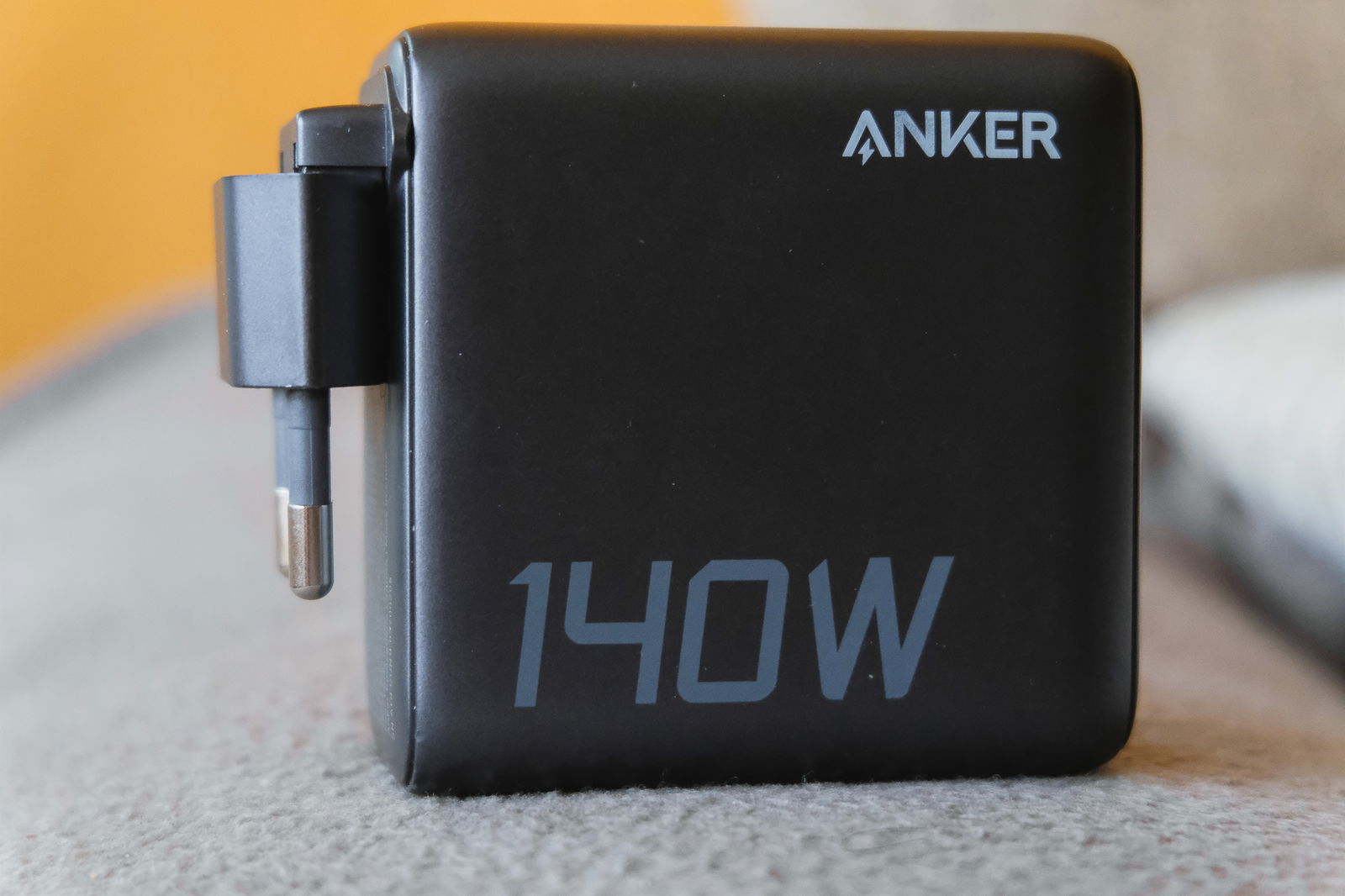 el anker 140 W con la clavija plegada