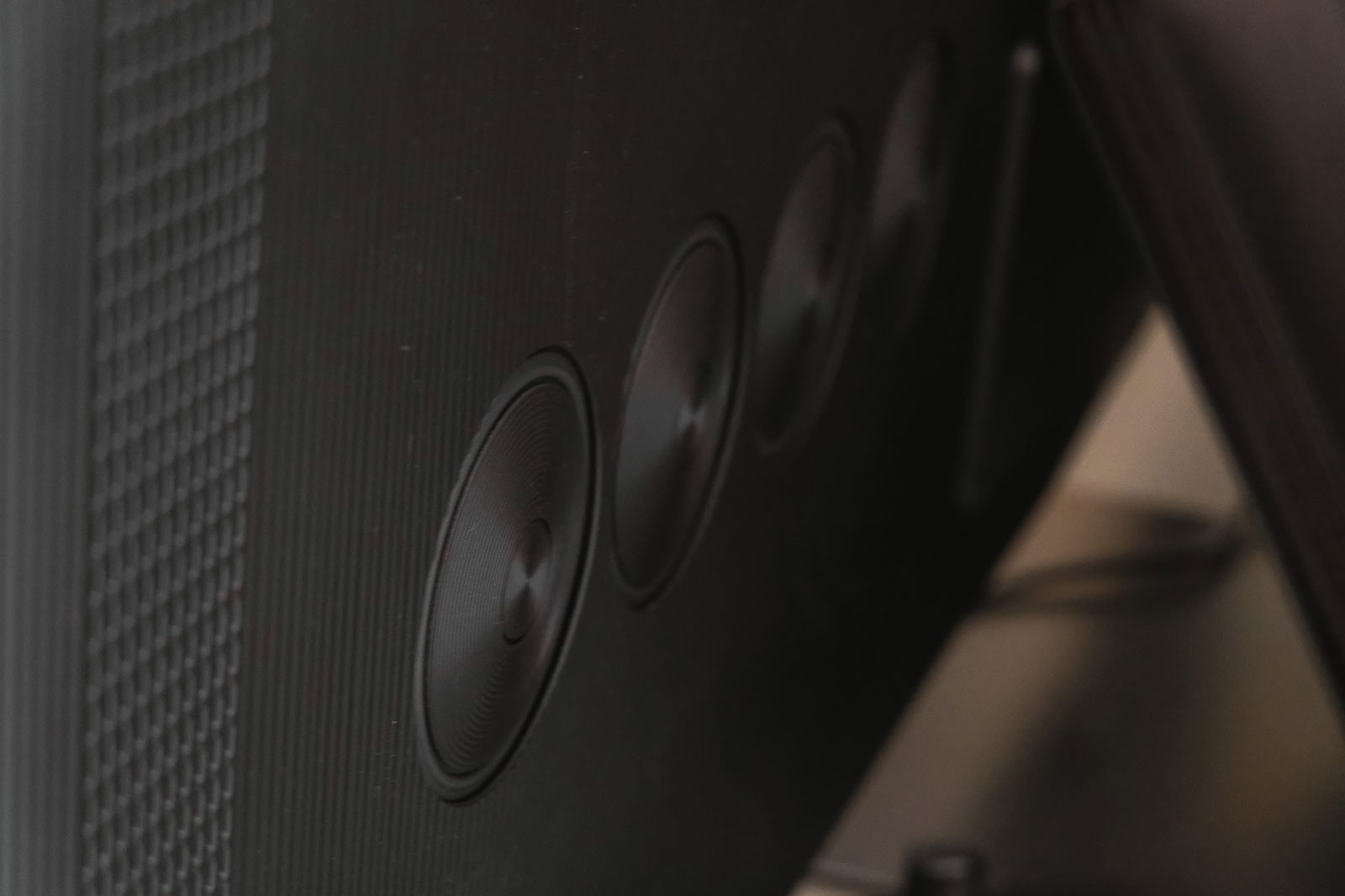 Los altavoces del televisor son bastante grandes