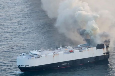 Un barco arde en medio del océano: el problema es que va cargado de vehículos eléctricos