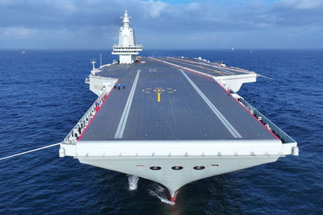 El gigantesco portaaviones de China no es solo eso, también la increíble madre de un enjambre de drones