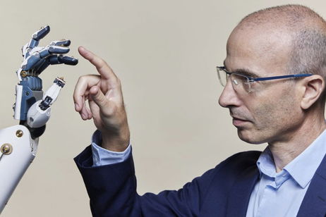 Yuval Noah Harari, historiador y experto tecnológico: "Muchos humanos están siendo despedidos del trabajo y siendo reemplazados por IA"