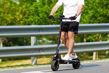 Motor de 800 W y autonomía para 45 kilómetros: esta bestia de dos ruedas cuesta poco más de 300 euros Motor de 800 W y autonomía para 45 kilómetros: esta bestia de dos ruedas cuesta poco más de 300 euros