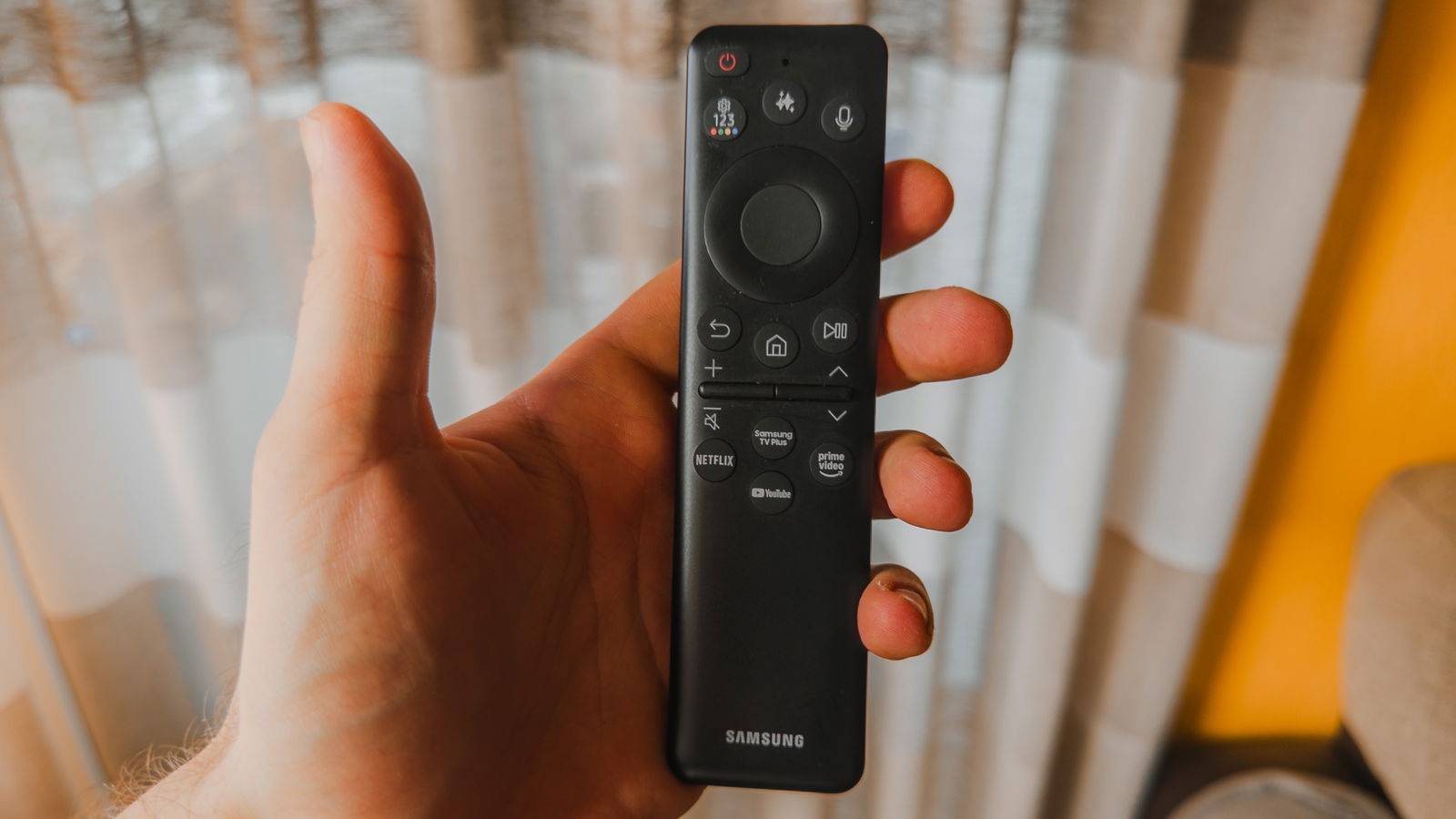 Así es el mando a distancia del Samsung S95F