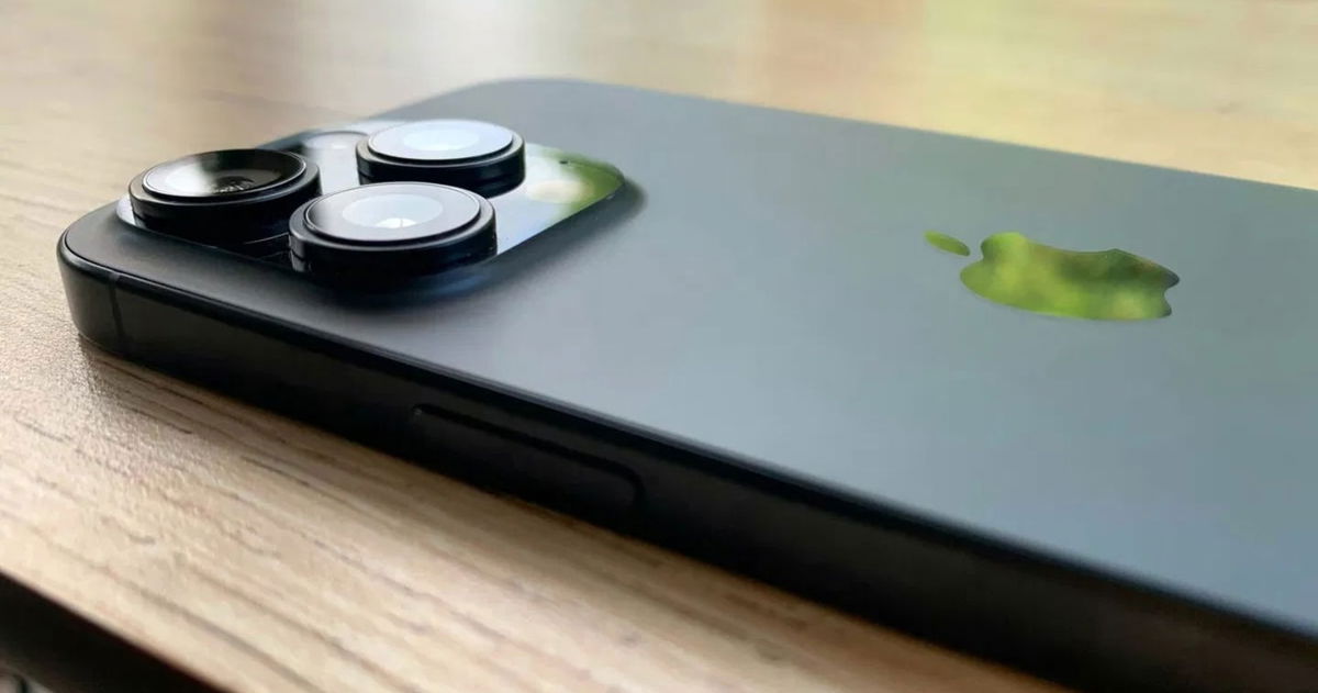 El iPhone 15 Pro Max se precipita al vació y alcanza uno de sus mínimos históricos