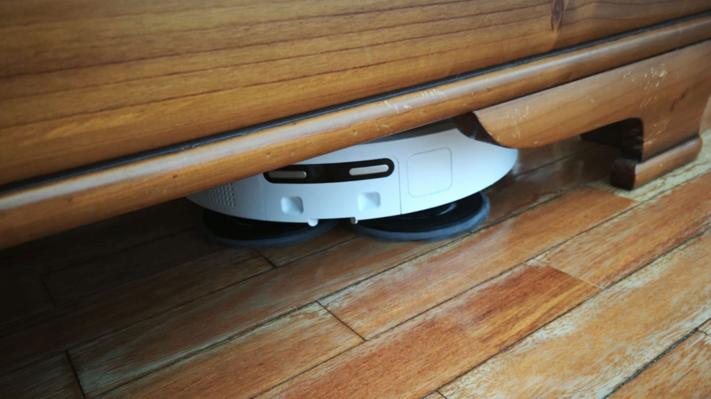 iRobot Roomba Plus 505 Combo con Base AutoWash bajo cama