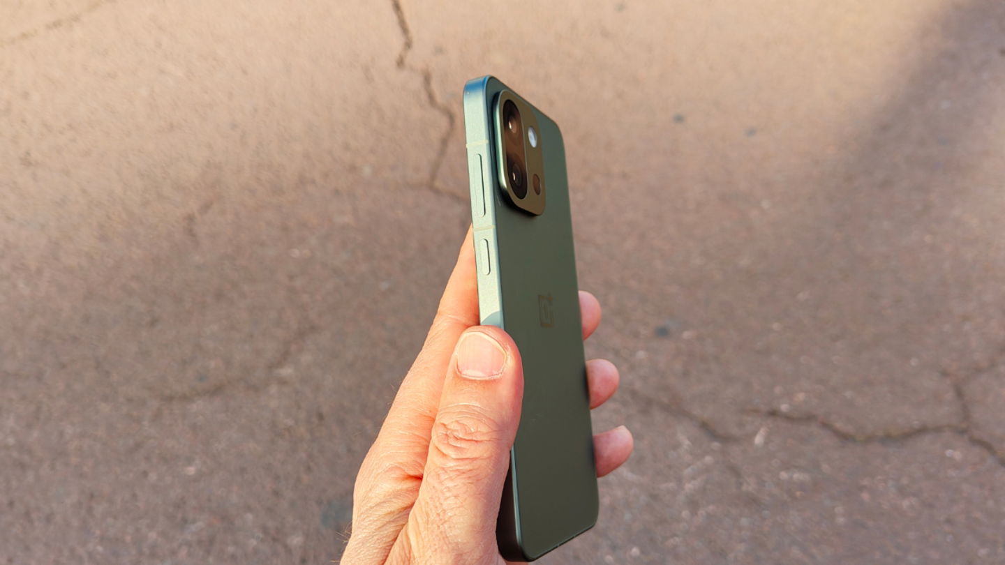 OnePlus 13s, primeras impresiones: probamos el nuevo flagship compacto de la marca que no llegará a España
