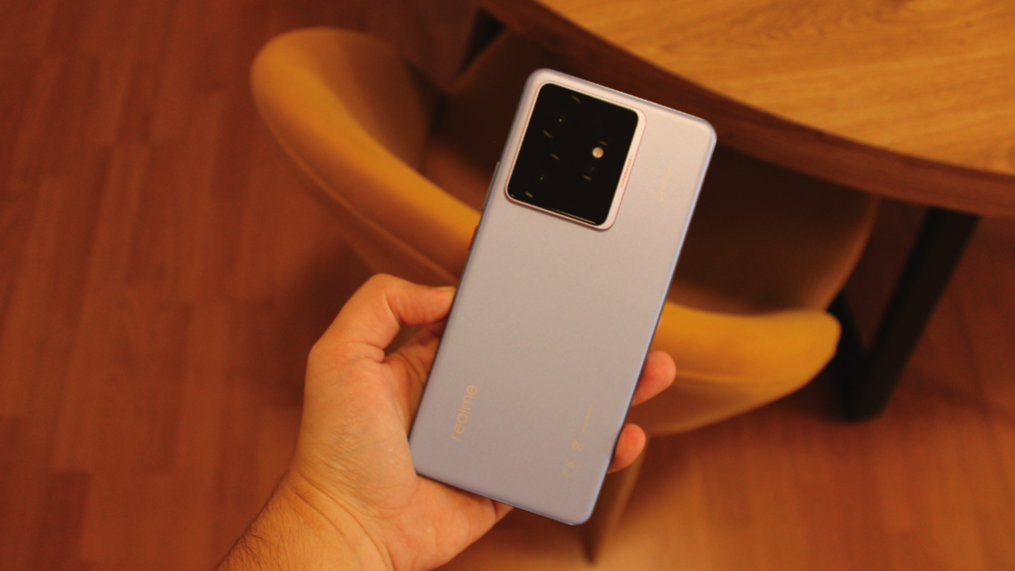 realme GT 7 en la mano