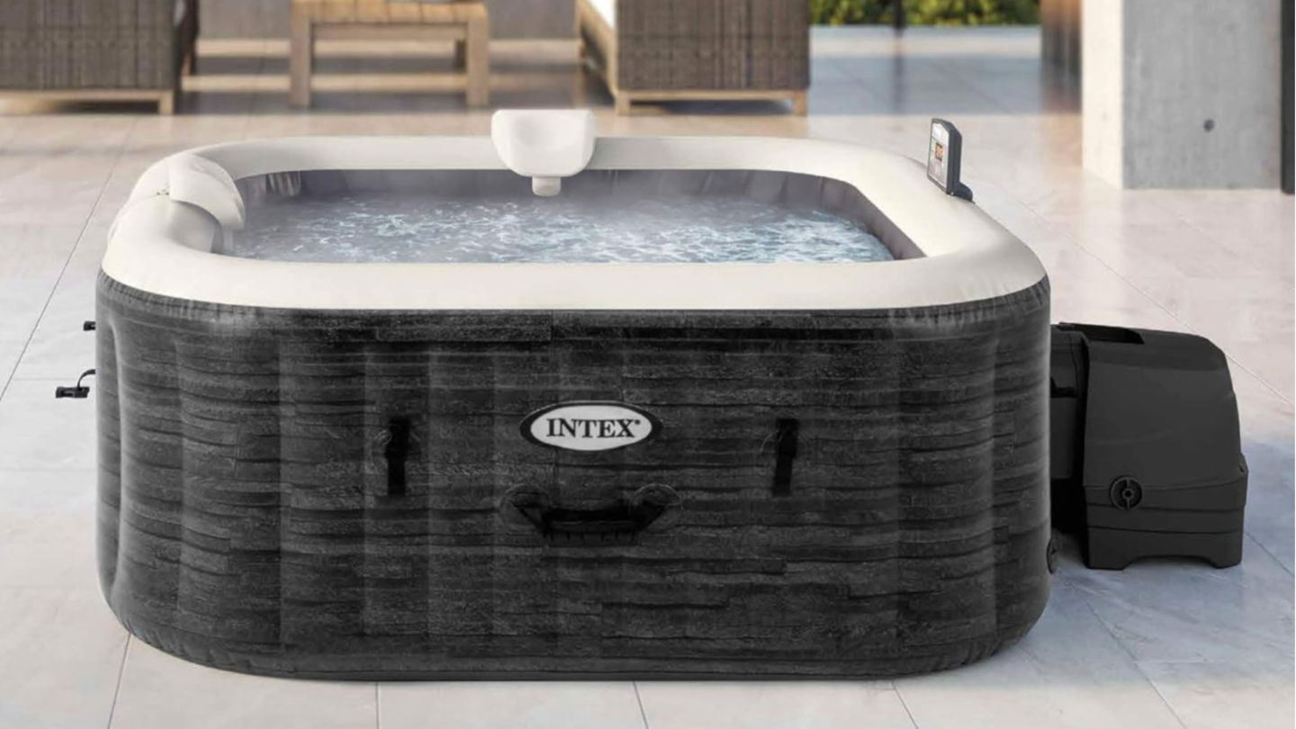 Disfruta del lujo del hidromasaje en casa por mucho menos con este spa hinchable para 4 que ahora cuesta 120 euros menos que su precio oficial