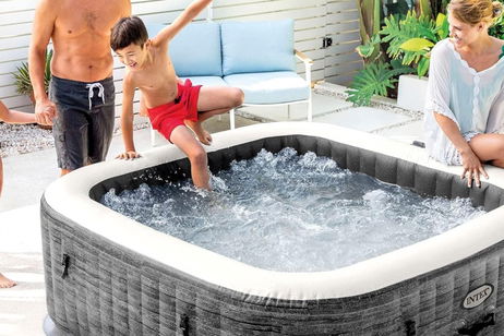 Disfruta del lujo del hidromasaje en casa por mucho menos con este spa hinchable para 4 que ahora cuesta 120 euros menos que su precio oficial Disfruta del lujo del hidromasaje en casa por mucho menos con este spa hinchable para 4 que ahora cuesta 120 euros menos que su precio oficial