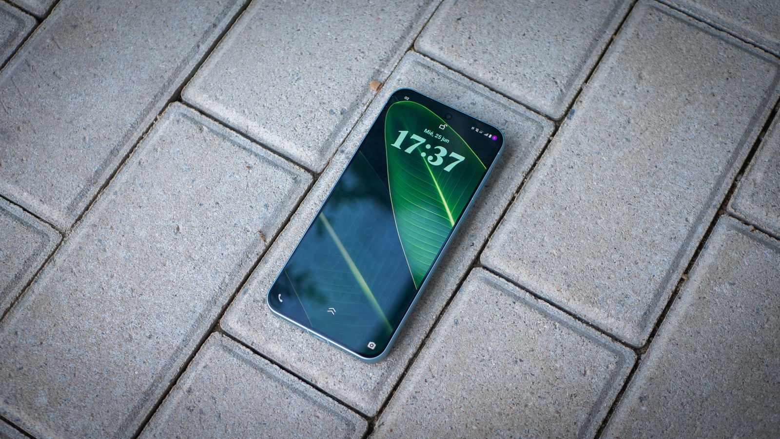 vivo X200 FE con la pantalla encendida