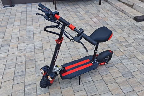 Motor de 800 W, autonomía para 50 kilómetros y asiento desmontable: por 300 euros este potente patinete es un chollazo