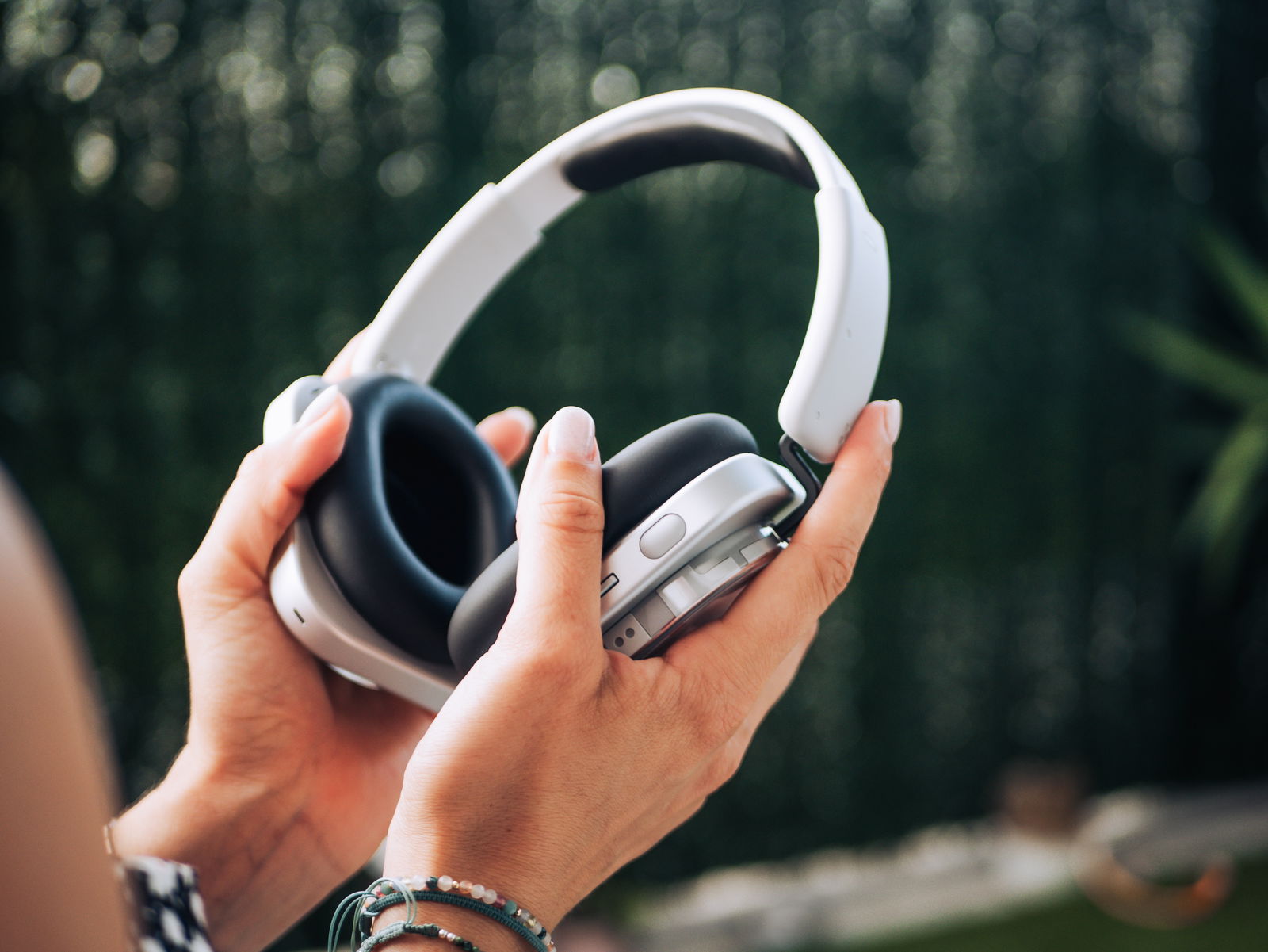 Auriculares en las manos