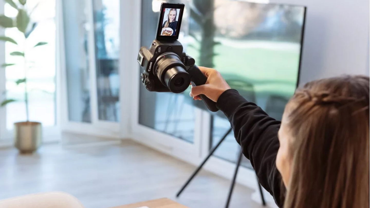 La Canon EOS R50, ideal para creadores de contenido, a precio de chollo con lente incluida