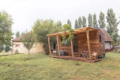 La minicasa más bonita de Normandía tiene bañera exterior y vistas al bosque La minicasa más bonita de Normandía tiene bañera exterior y vistas al bosque