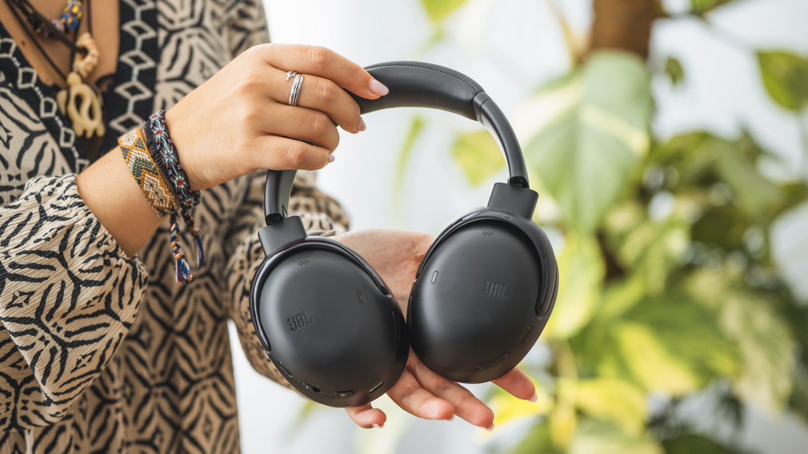 Estos auriculares de JBL cancelan más que el ruido y tienen un truco que los hace perfectos para viajar
