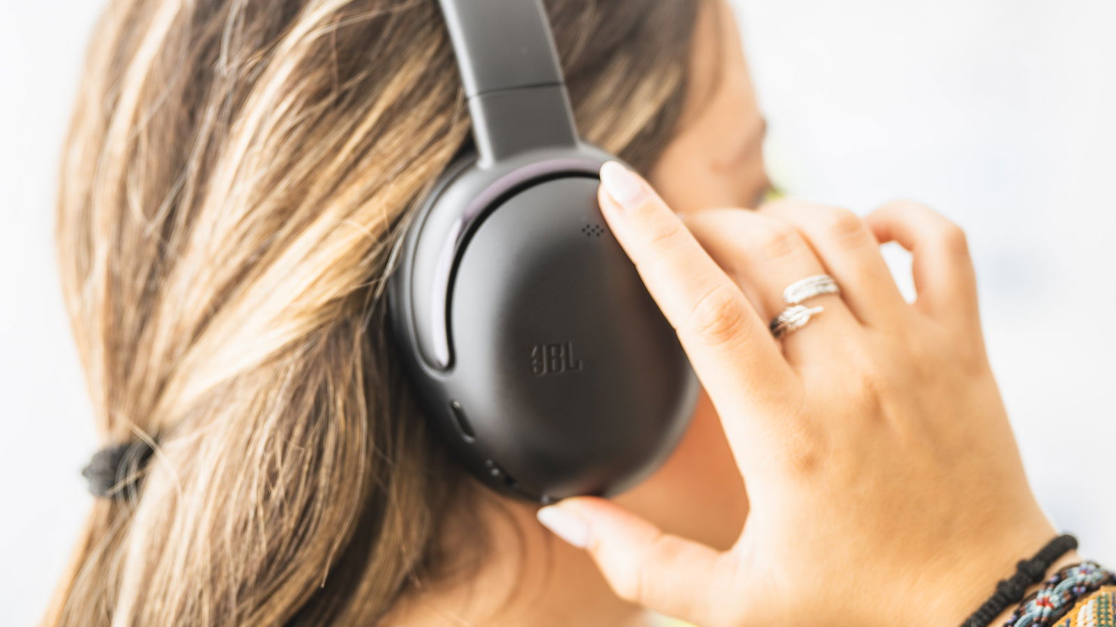 Estos auriculares de JBL cancelan más que el ruido y tienen un truco que los hace perfectos para viajar