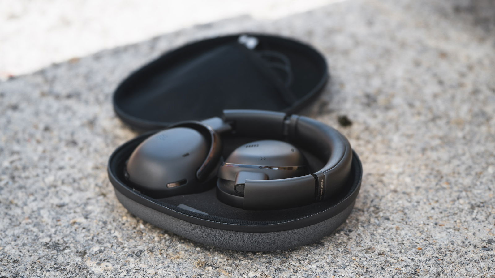 Estos auriculares de JBL cancelan más que el ruido y tienen un truco que los hace perfectos para viajar
