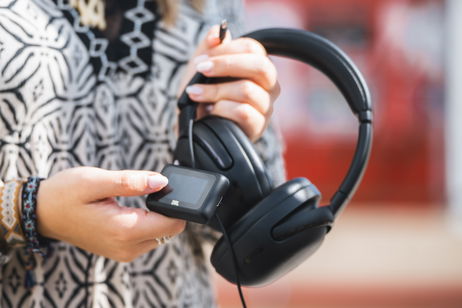 Estos auriculares de JBL cancelan más que el ruido y tienen un truco que los hace perfectos para viajar