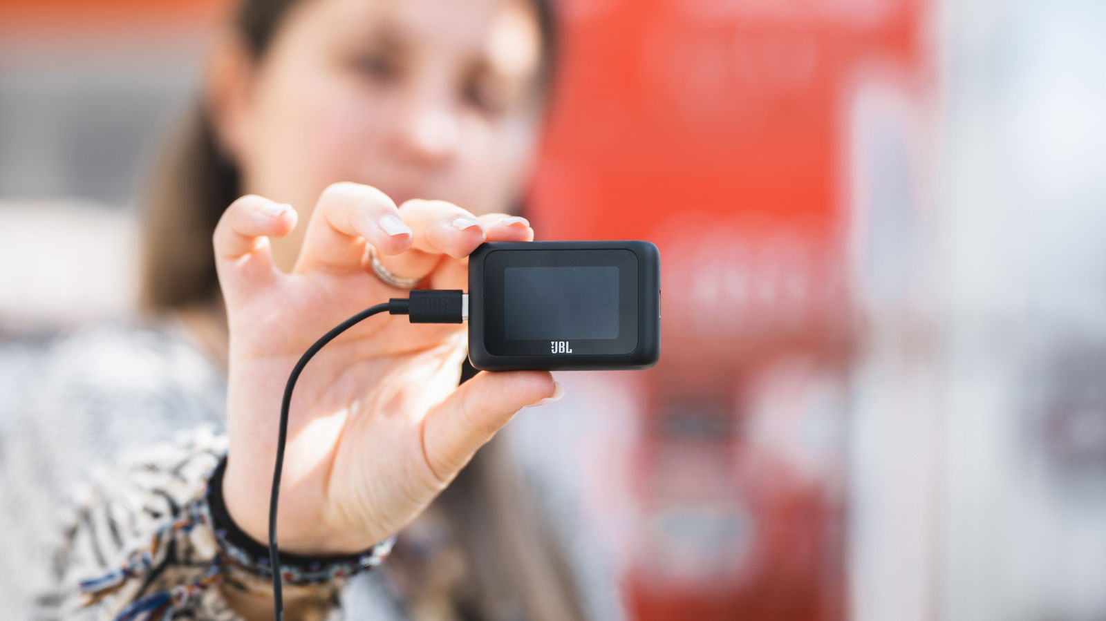 Estos auriculares de JBL cancelan más que el ruido y tienen un truco que los hace perfectos para viajar