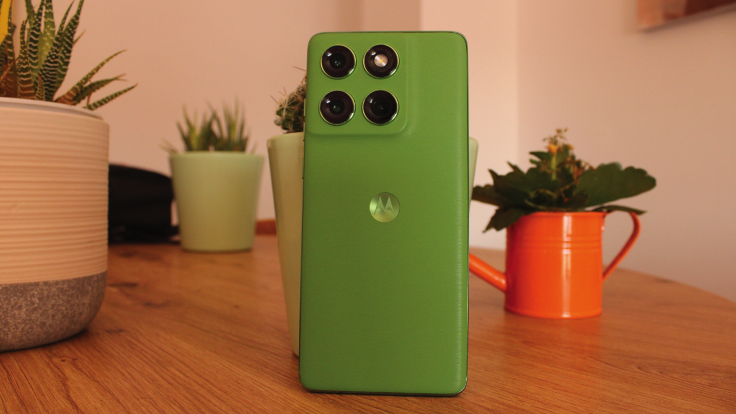 motorola edge 60 en el modelo PANTONE Shamrock