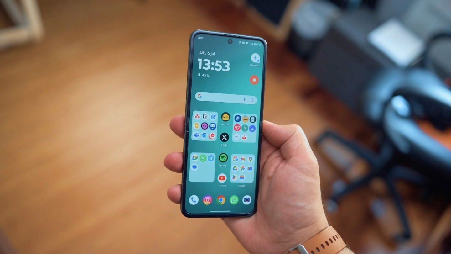Motorola Razr 50 Ultra mano