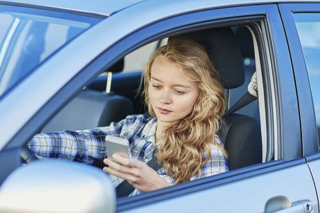 No es para ver Google Maps: el 65% de los adolescentes usan el móvil al volante por puro entretenimiento No es para ver Google Maps: el 65% de los adolescentes usan el móvil al volante por puro entretenimiento
