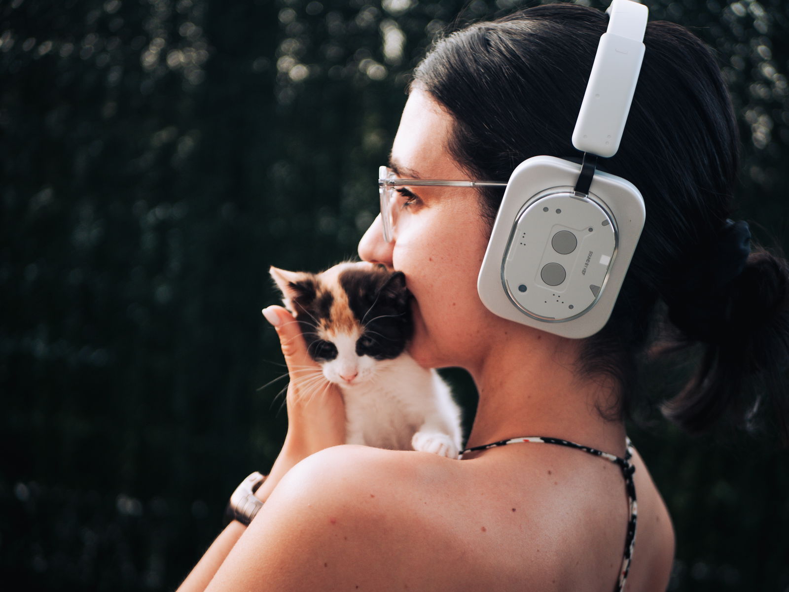 Nothing Headphone 1 y gatito