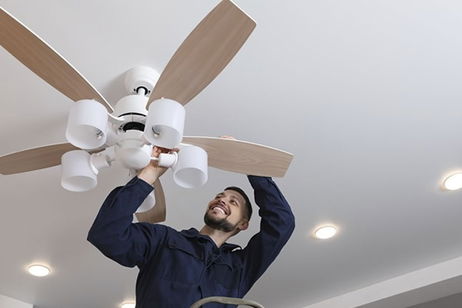¿Pasas calor con el ventilador de techo encendido? Puede que no hayas activado el "modo verano" ¿Pasas calor con el ventilador de techo encendido? Puede que no hayas activado el "modo verano"