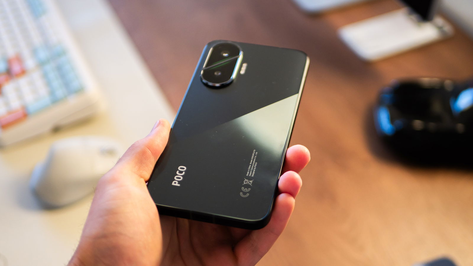 POCO F7 en la mano