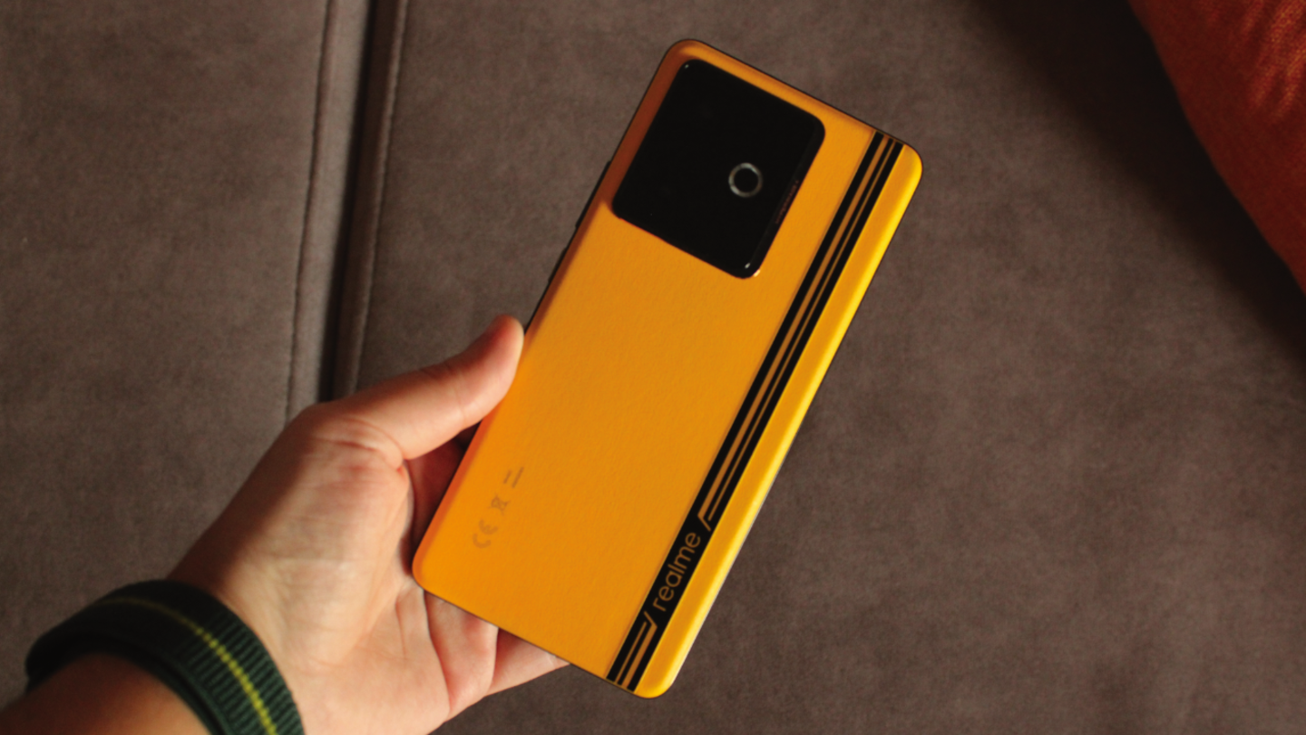 realme GT 7T en la mano
