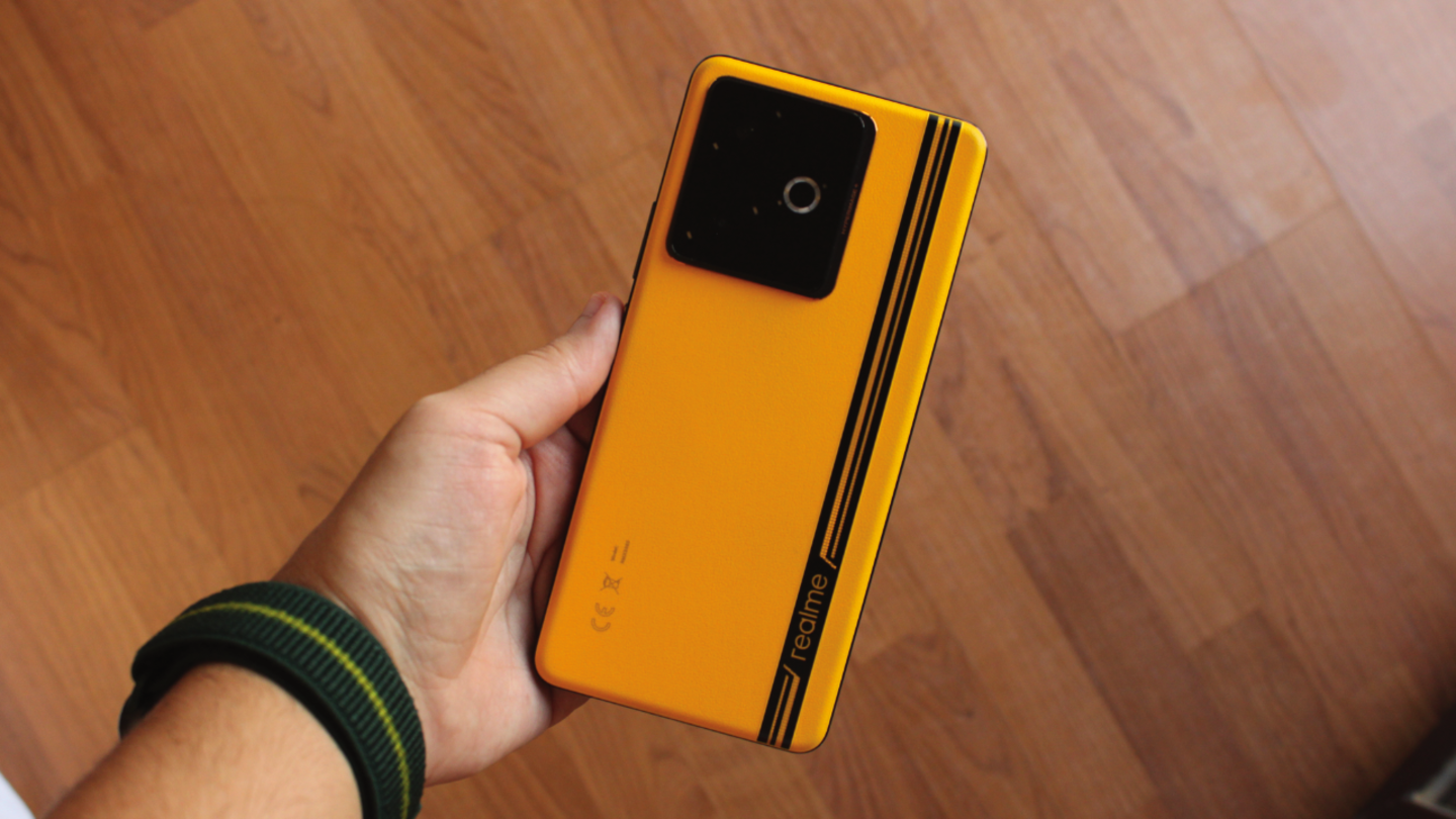 realme GT 7T en el modelo amarillo velocidad